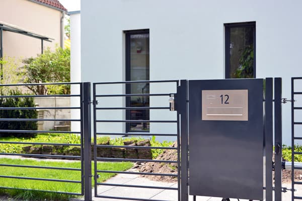 Briefkastenanlagen und Paketkästen