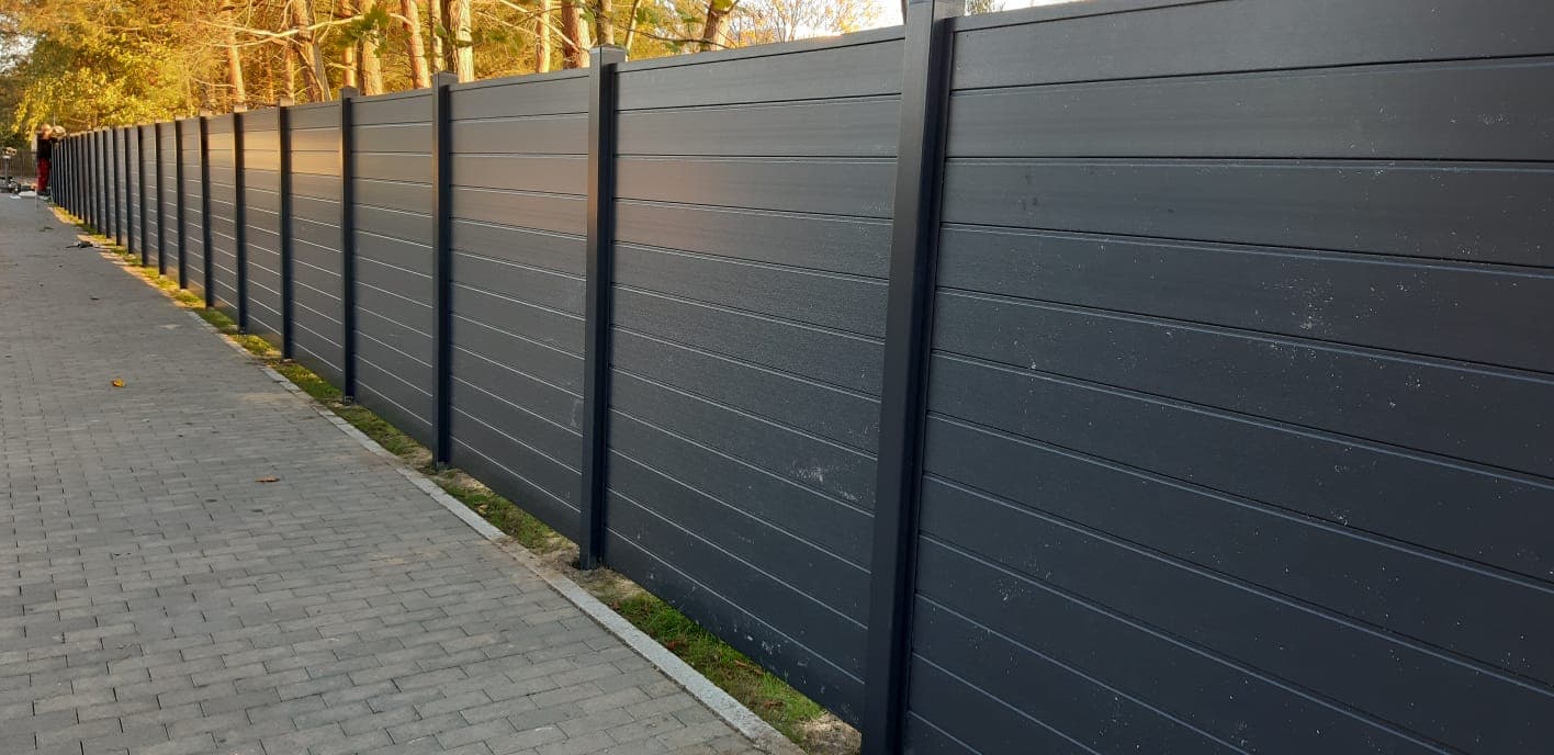 Sichtschutz aus Metall, Holz und Kunststoff