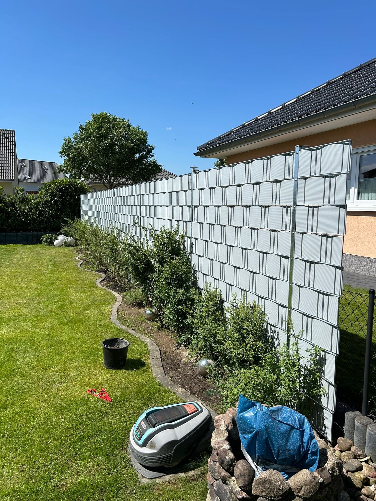 Sichtschutz aus Metall, Holz und Kunststoff